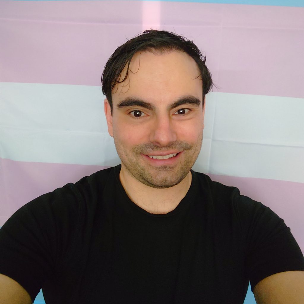 Een foto van Mike. Een man met bruin haar, bruinkleurige ogen en heeft een zwart shirt aan.