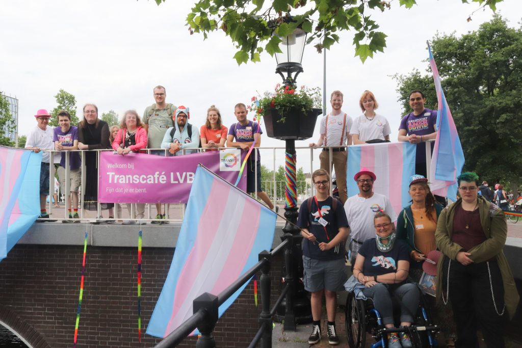 Groepsfoto met deelnemers en vrijwilligers van Transcafé LVB tijdens de Utrecht Canal Pride 2022.